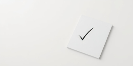 Haken auf Schreibblock – minimalistische Darstellung einer Checkliste