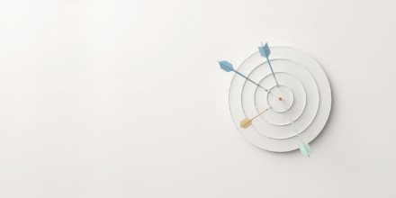 minimalistisch: Zielscheibe mit 4 Pfeilen